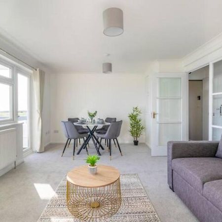 Large Sea View 2 Bedroom Sleeps 6 - Free Parking Bournemouth Eksteriør billede