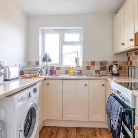 Large Sea View 2 Bedroom Sleeps 6 - Free Parking Bournemouth Eksteriør billede