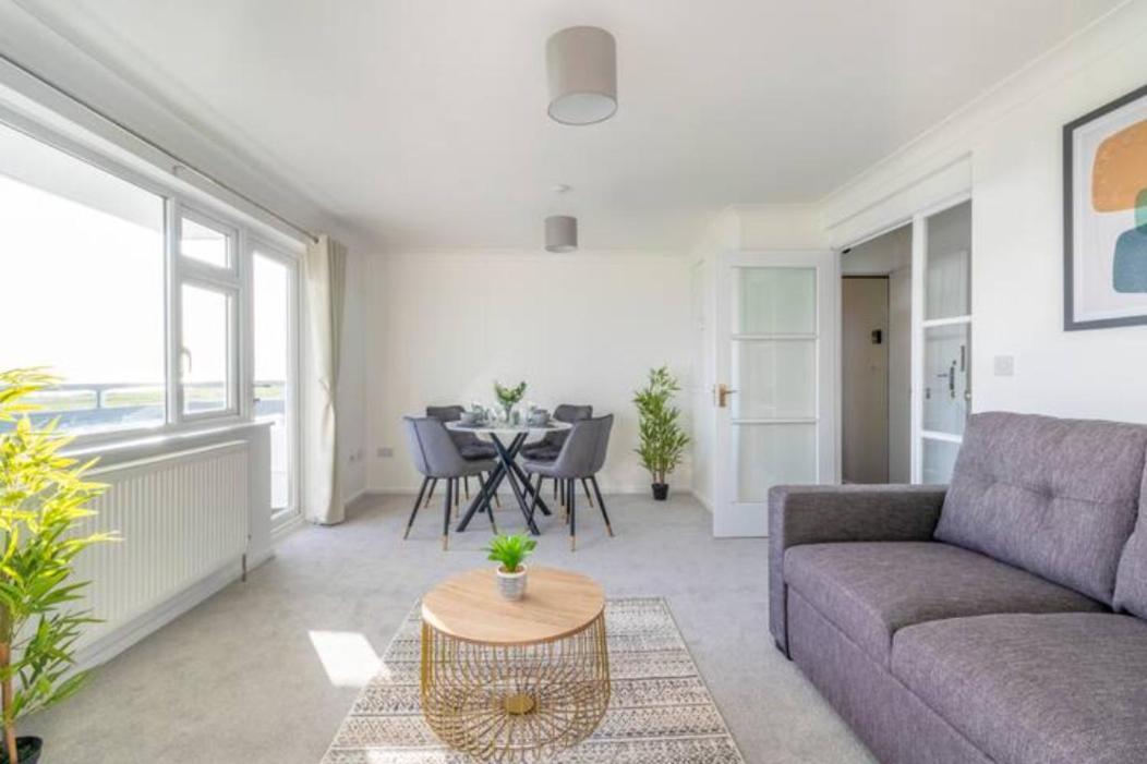 Large Sea View 2 Bedroom Sleeps 6 - Free Parking Bournemouth Eksteriør billede