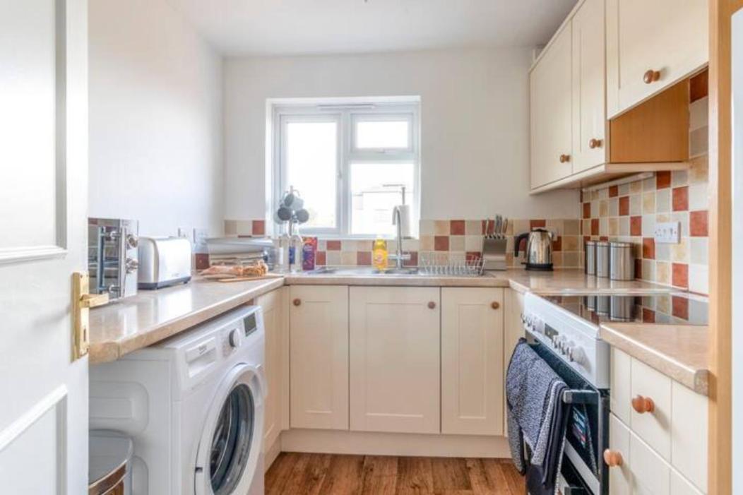 Large Sea View 2 Bedroom Sleeps 6 - Free Parking Bournemouth Eksteriør billede