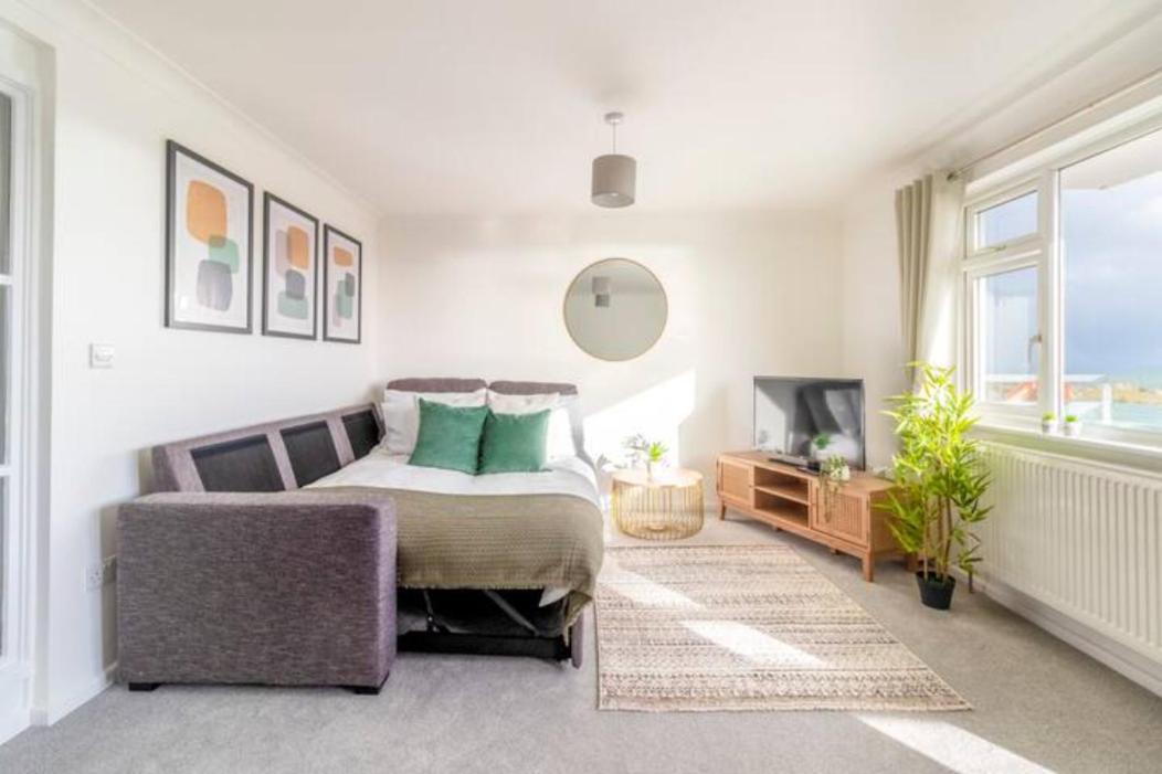 Large Sea View 2 Bedroom Sleeps 6 - Free Parking Bournemouth Eksteriør billede