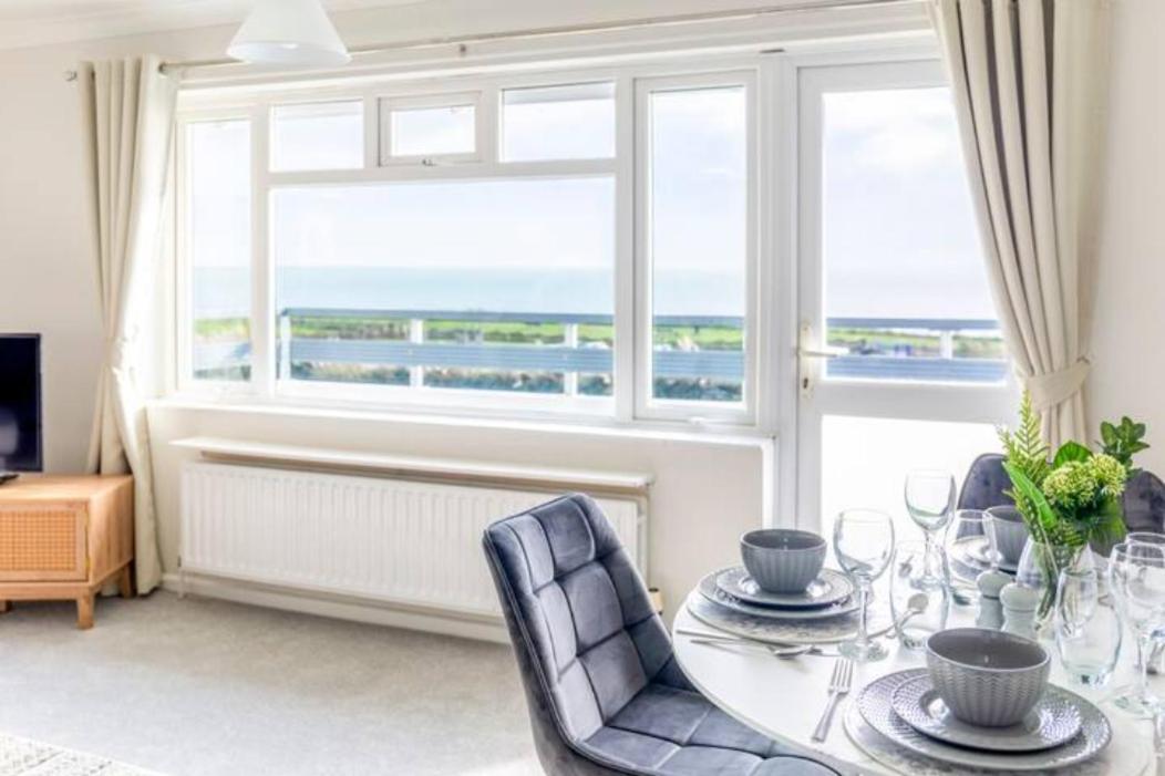 Large Sea View 2 Bedroom Sleeps 6 - Free Parking Bournemouth Eksteriør billede