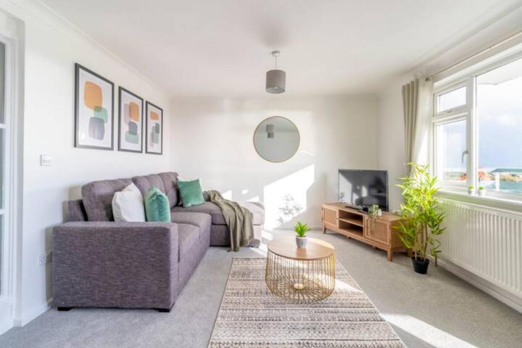Large Sea View 2 Bedroom Sleeps 6 - Free Parking Bournemouth Eksteriør billede