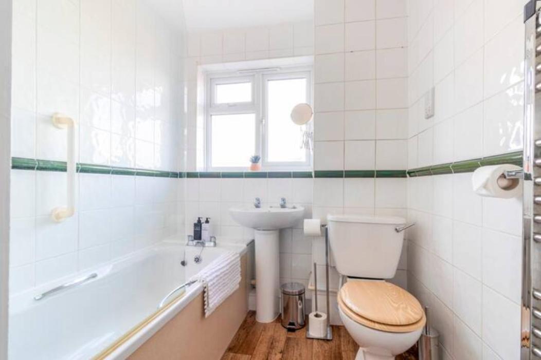 Large Sea View 2 Bedroom Sleeps 6 - Free Parking Bournemouth Eksteriør billede