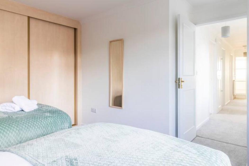 Large Sea View 2 Bedroom Sleeps 6 - Free Parking Bournemouth Eksteriør billede