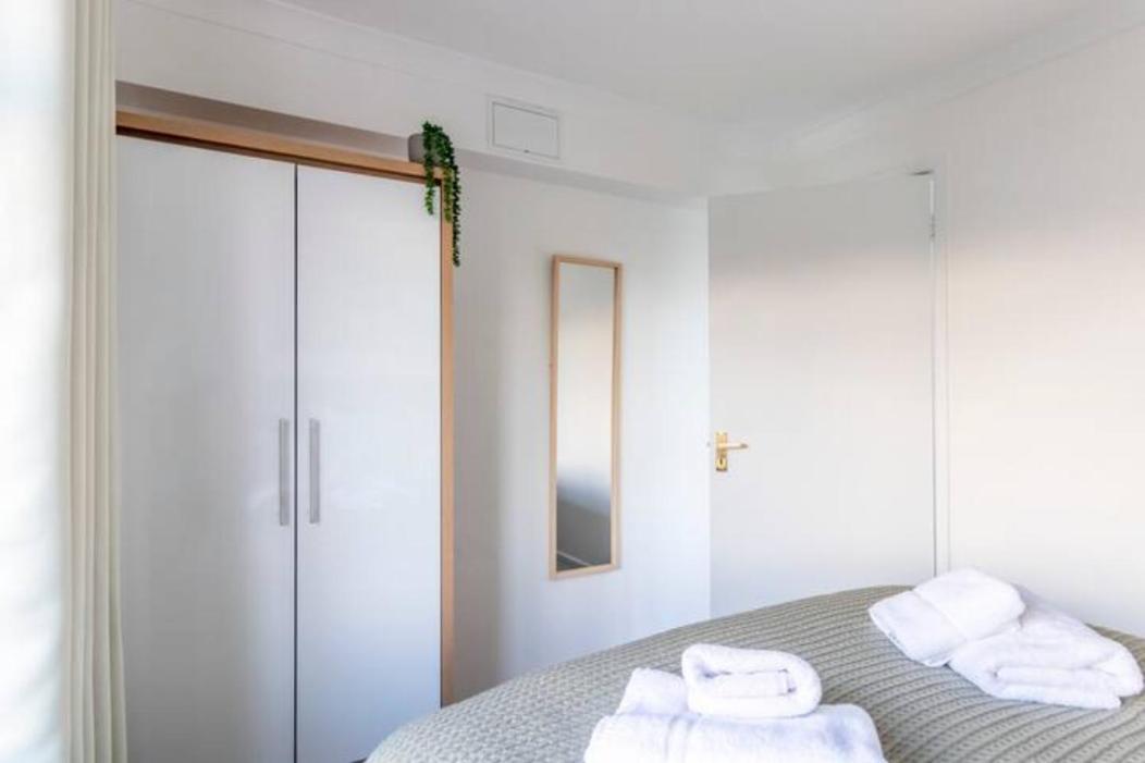 Large Sea View 2 Bedroom Sleeps 6 - Free Parking Bournemouth Eksteriør billede