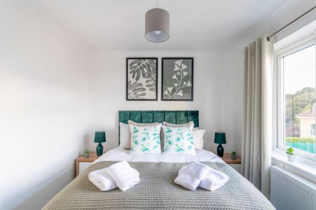 Large Sea View 2 Bedroom Sleeps 6 - Free Parking Bournemouth Eksteriør billede