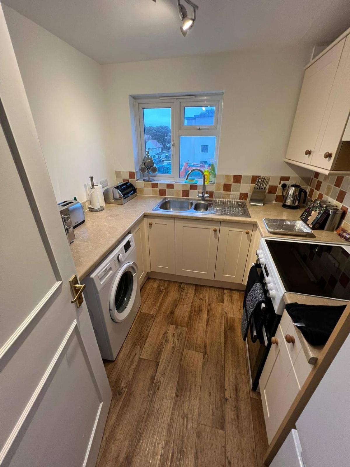Large Sea View 2 Bedroom Sleeps 6 - Free Parking Bournemouth Eksteriør billede